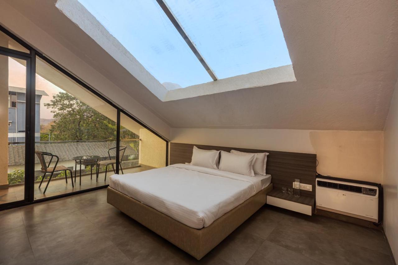 Saffronstays Stargazer, Karjat - Luxury Pool Villa With Lake View Екстериор снимка