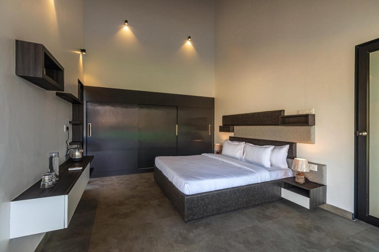 Saffronstays Stargazer, Karjat - Luxury Pool Villa With Lake View Екстериор снимка